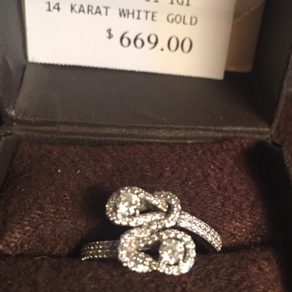 Diamond Ring apr 1/2 carat 14K White Gold. Size 7